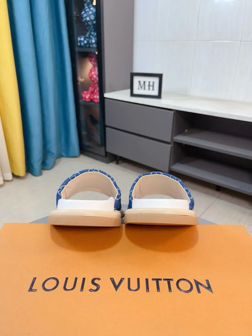 Ex-factory price 360🌹🌹 (lv-Louis Vuitton) New men's slippers, high-end boutique, exquisite embossed logo decoration on the upper, fine workmanship, super soft soles, casual, loose and comfortable, a must-have in summer! \nsize：38-44